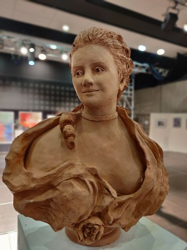 Une sculpture d'un buste de femme