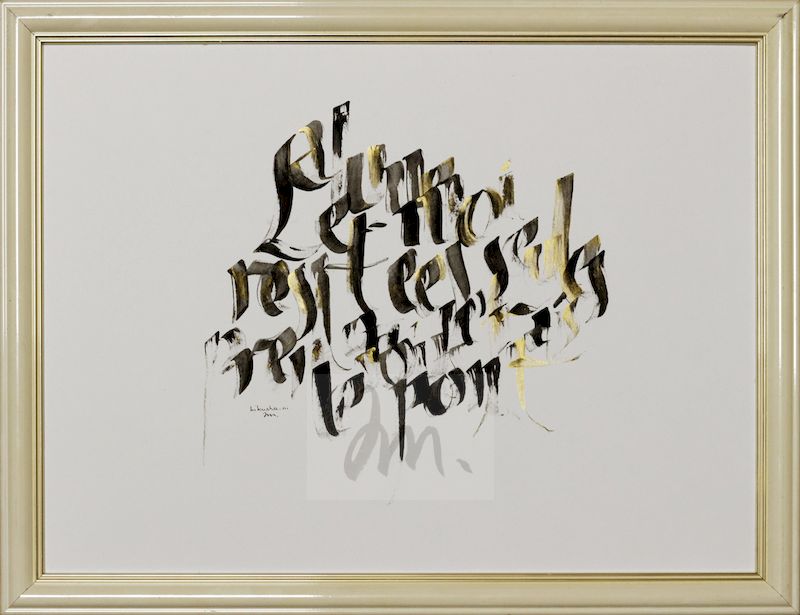 Une calligraphie noire et or sur fond blanc