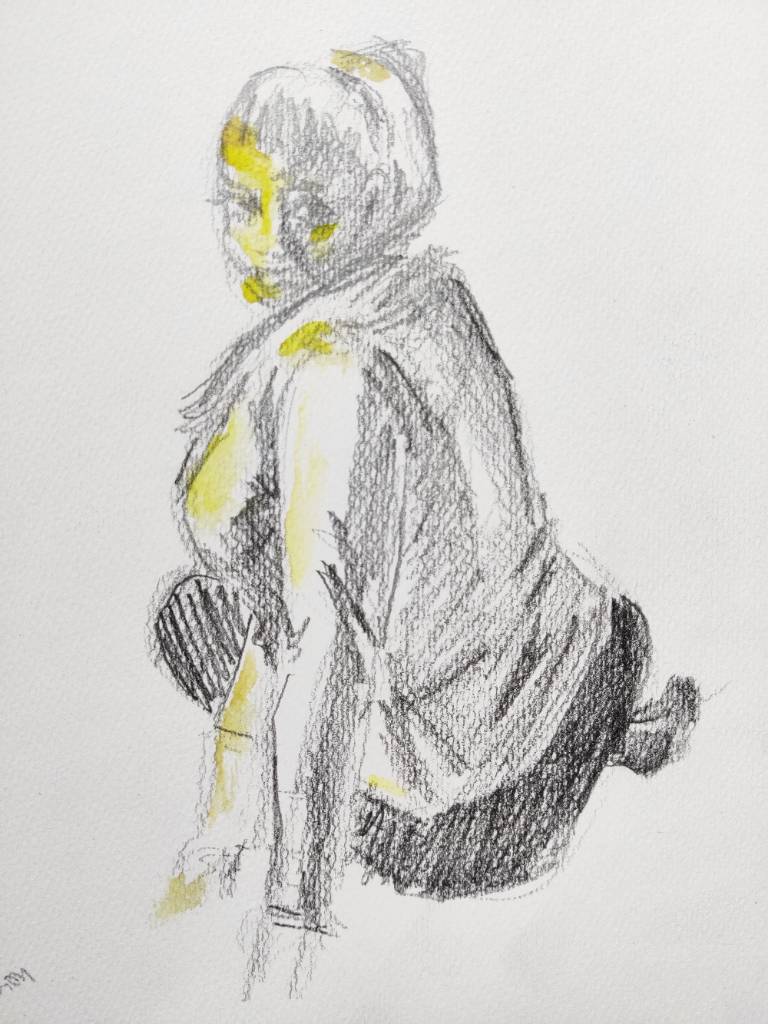 Croquis au crayon avec touches d'aquarelle jaune d'une femme assise, trois quart dos
