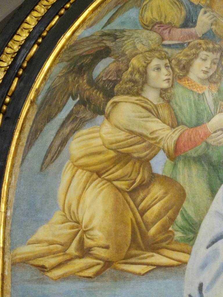 Peinture d'un ange vêtu d'un vêtement jaune drapé