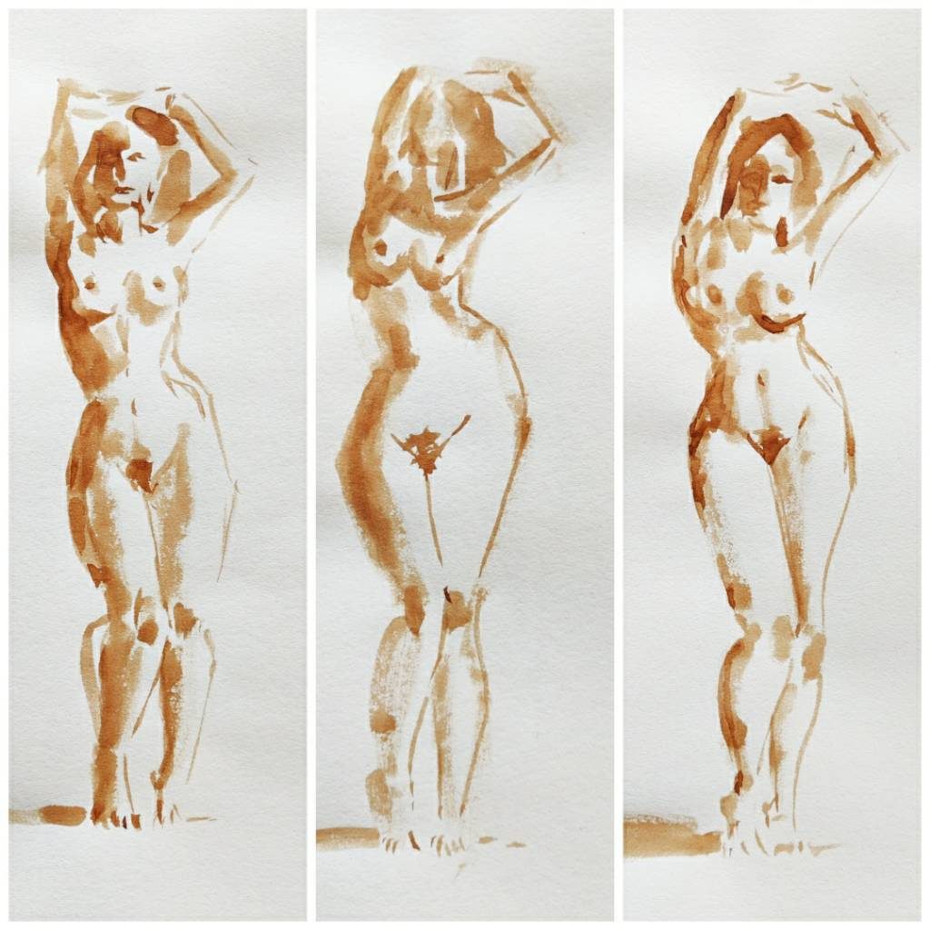 Trois croquis d'une même pose : une femme nue debout, les bras au-dessus de la tête avec un déhanché, manifestement, difficile à saisir :D