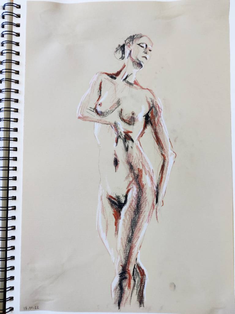 Croquis d'une femme nue en pied la tête légèrement sur le côté, dans une pose artistique - sanguine, pierre noire, crayon blanc