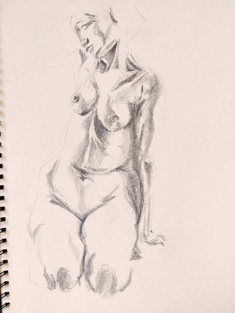 Croquis au crayon d'une femme nue assise et tête penchée sur le côté