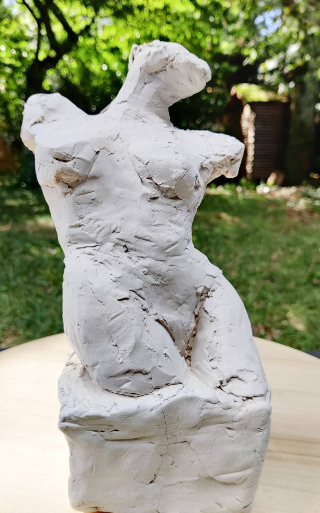 Buste de femme en argile (sans tête et sans bras), vue de face