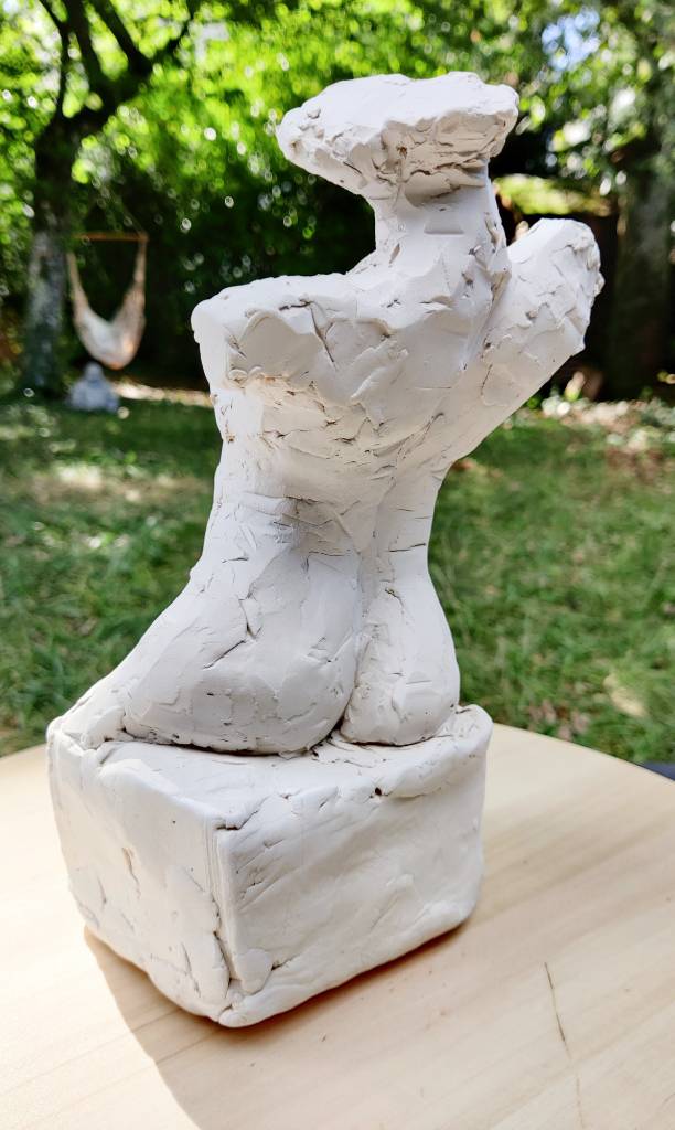 Buste de femme en argile (sans tête et sans bras), vue de trois-quart dos