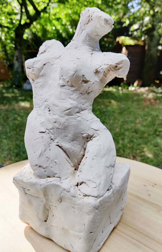 Buste de femme en argile (sans tête et sans bras), vue légèrement de côté