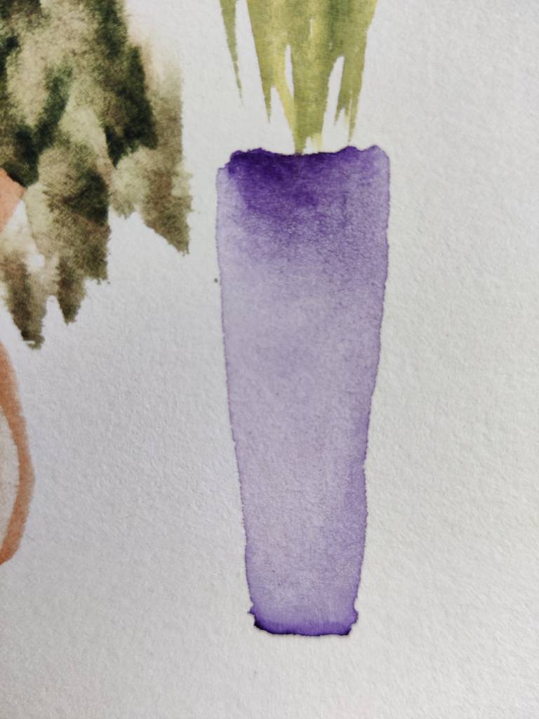 Vase peint à l'aquarelle violette, foncée en haut et en bas, diluée et transparente entre les deux