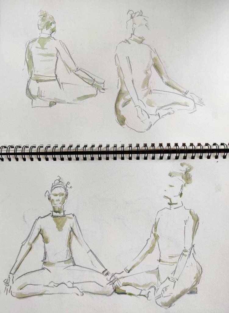 Quatre croquis d'une même pose au crayon avec touches d'aquarelle. Une femme en position du lotus (yoga)