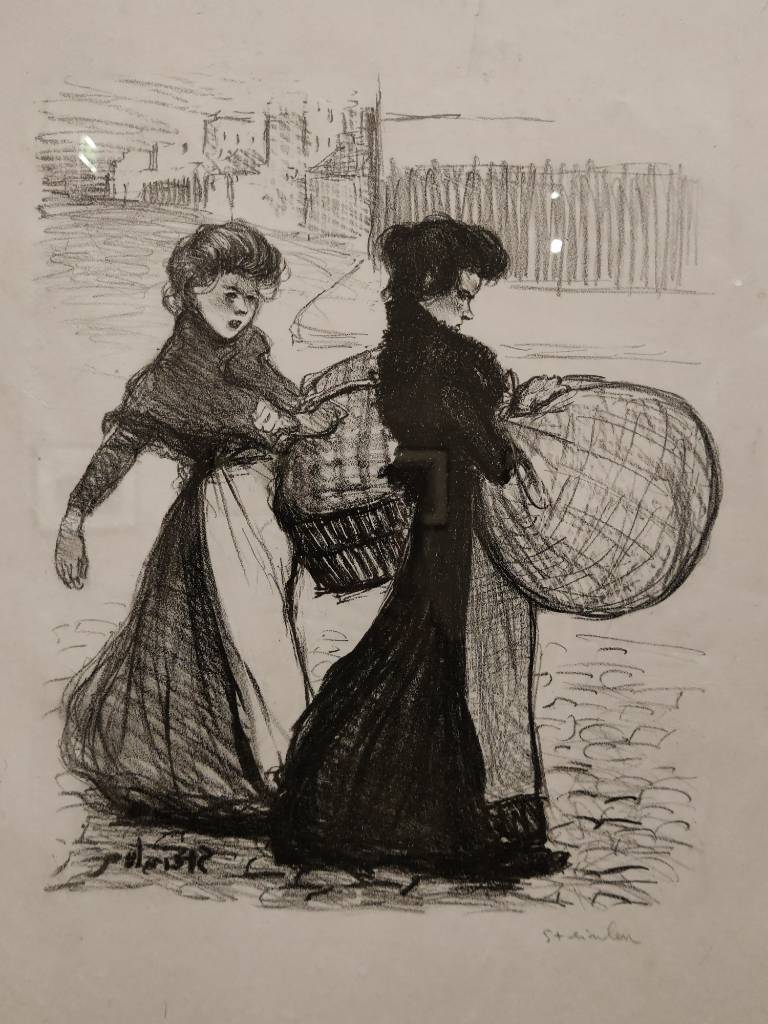 Dessin de deux femmes marchant dans la rue en portant chacune un paquet volumineux