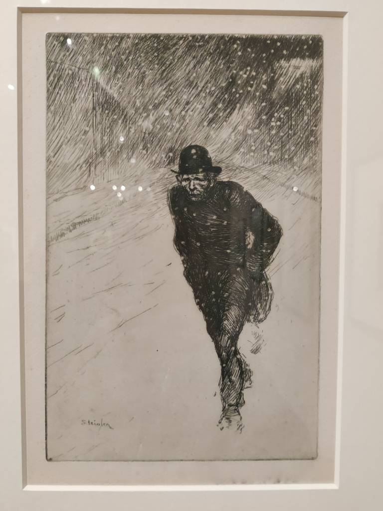 Dessin d'un homme marchant contre le vent dans la neige. Le dessin est de moins en moins détaillé à mesure qu'on approche de la partie basse