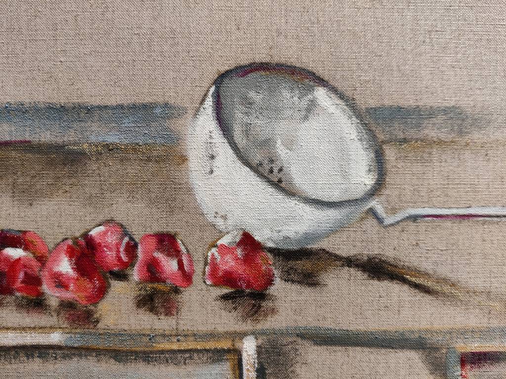 Sur une toile bistre laissée largement apparente, peinture d'un écumoire et de quelques cerises
