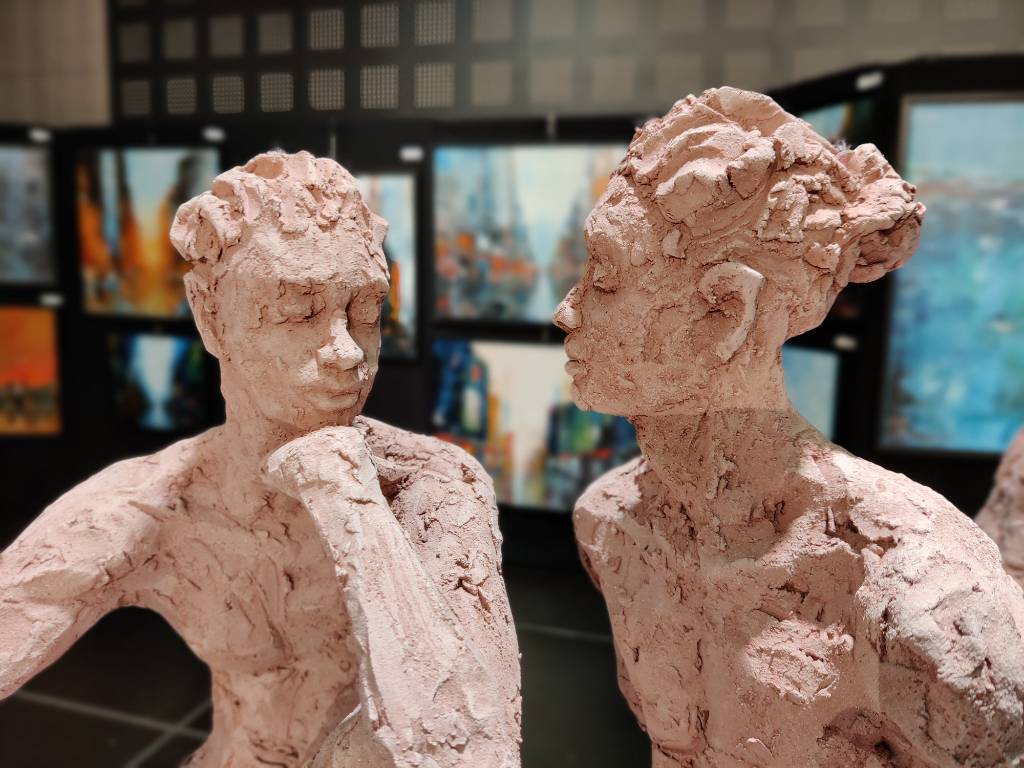 Sculpture représentant deux visages tournés l'un vers l'autre