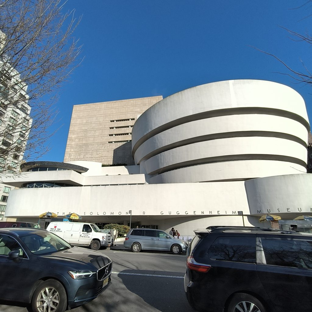 Vue globale du bâtiment avec la spirale à droite et le "fronton" où est inscrit "The Solomon R. Guggenheim Museum"