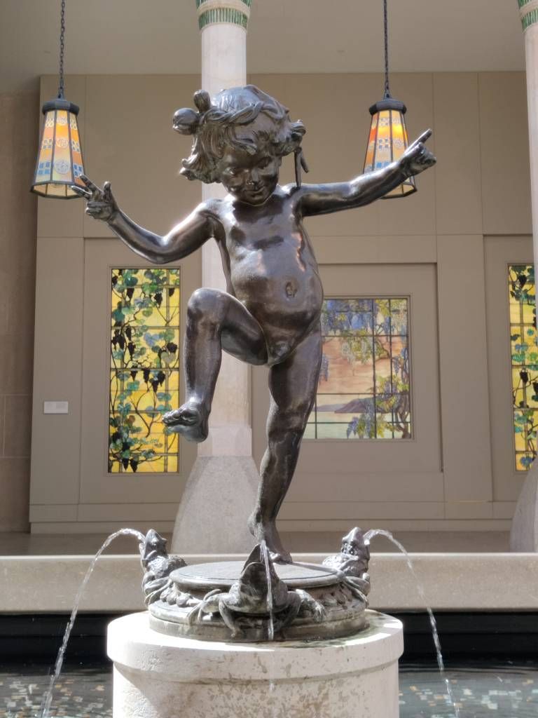 Sculpture ornant une fontaine représentant un garçonnet nu dansant