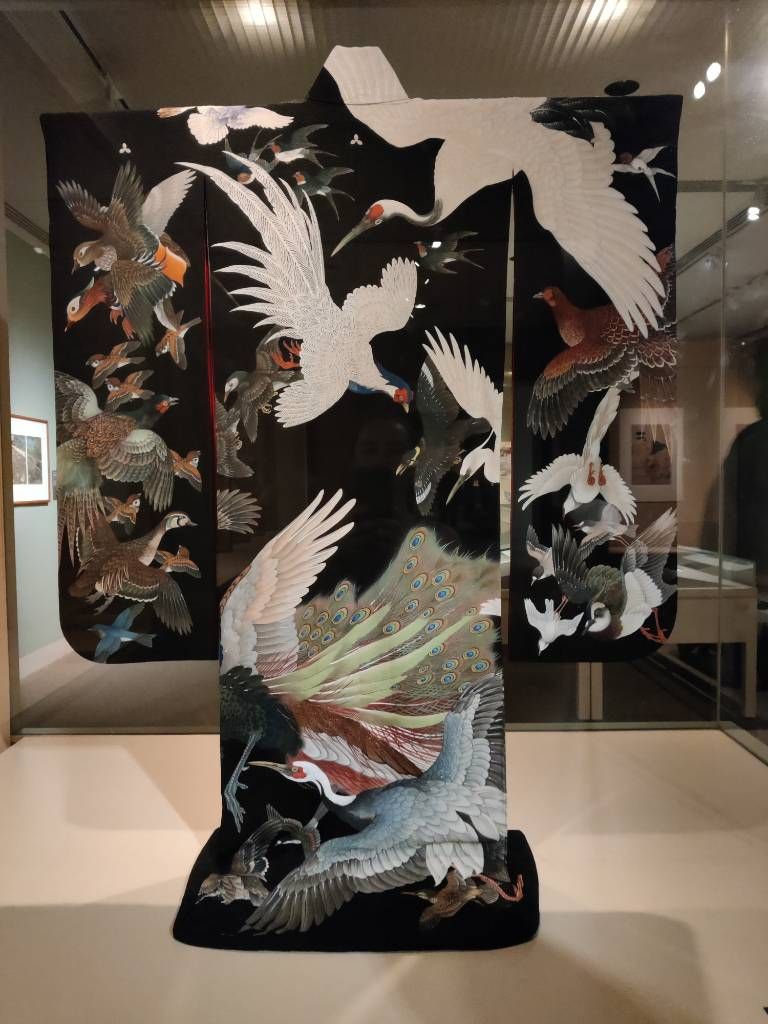 Kimono vu de dos recouvert de représentation de grues, paon et autres volatiles