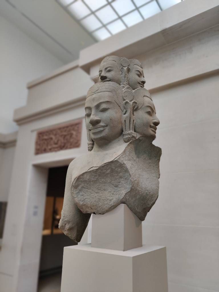 Sculpture où l'on voit quatre visages qui semblent être sur un même buste