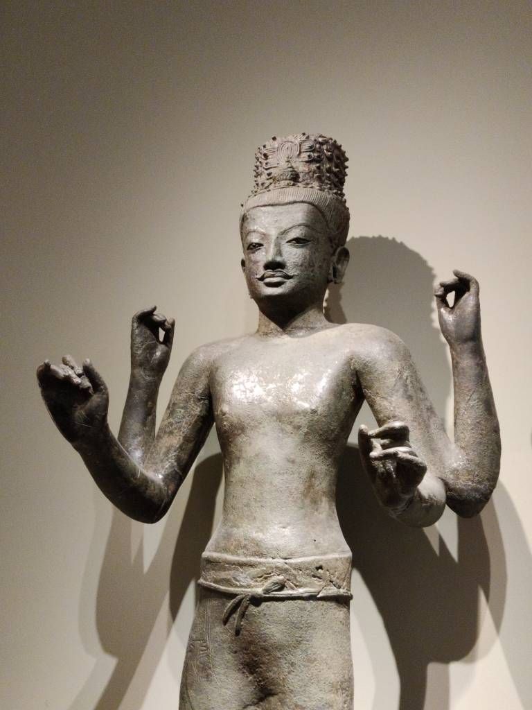 Sculpture représentant un homme avec quatre bras