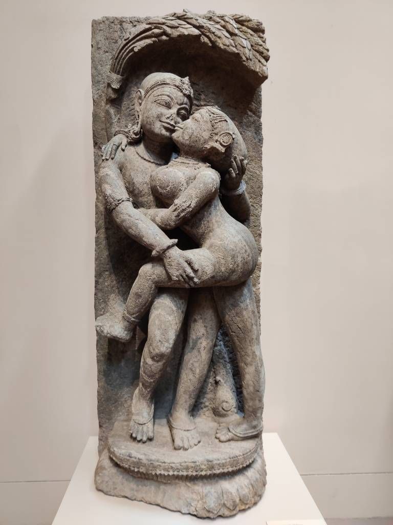 Sculpture représentant un couple en train de s'enlacer