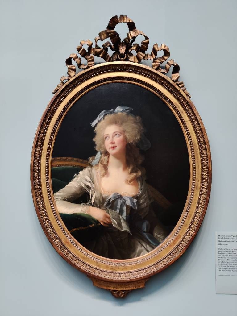Portrait dans un cadre ovale représentant une femme levant les yeux au ciel, un papier à la main