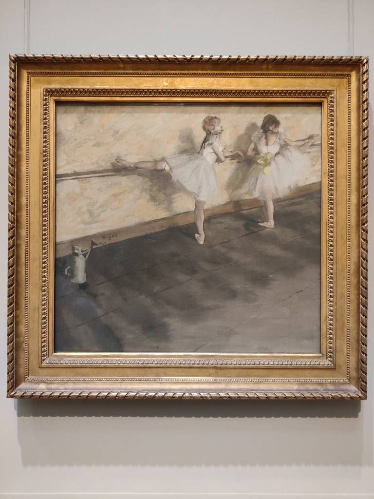 Tableau représentant deux danseuses en tutu ayant chacune une de leurs jambes posée sur la barre