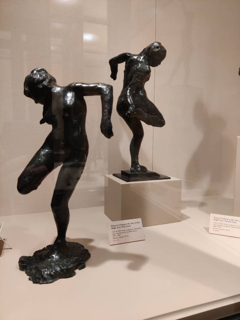 Deux petites sculptures, probablement des études d'une même pose, représentant une danseuse nue attrapant un de ces pieds dans son dos