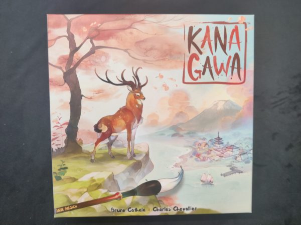 "KANA GAWA" sur fond d'un dessin faisant pensé à une peinture aquarelle - douce, diffuse, lumineuse - où sont représenté un renne, un arbre, un volcan, une ville... et un pinceau