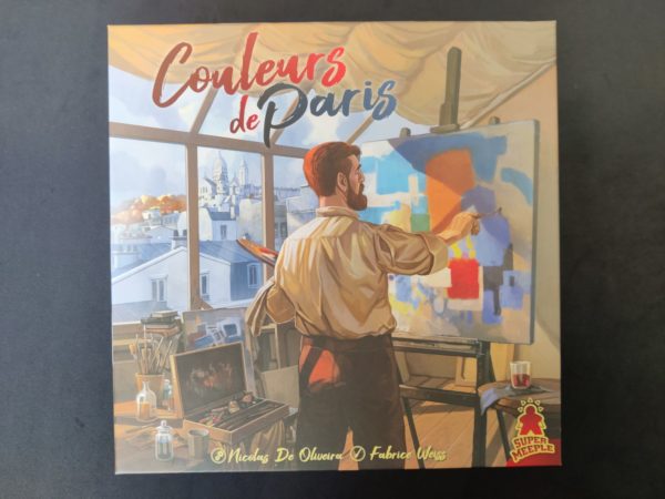 "Couleurs de Paris" et, dessiné, un homme en chemise en train de peindre sur un chevalet, une grande verrière offrant une vue sur Montmartre
