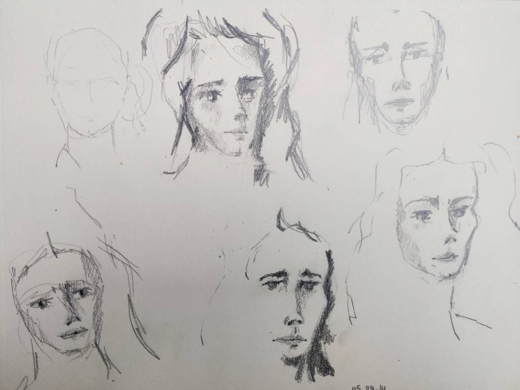 Sur une page, six croquis d'un visage de femme au crayon ; l'un à peine esquissé