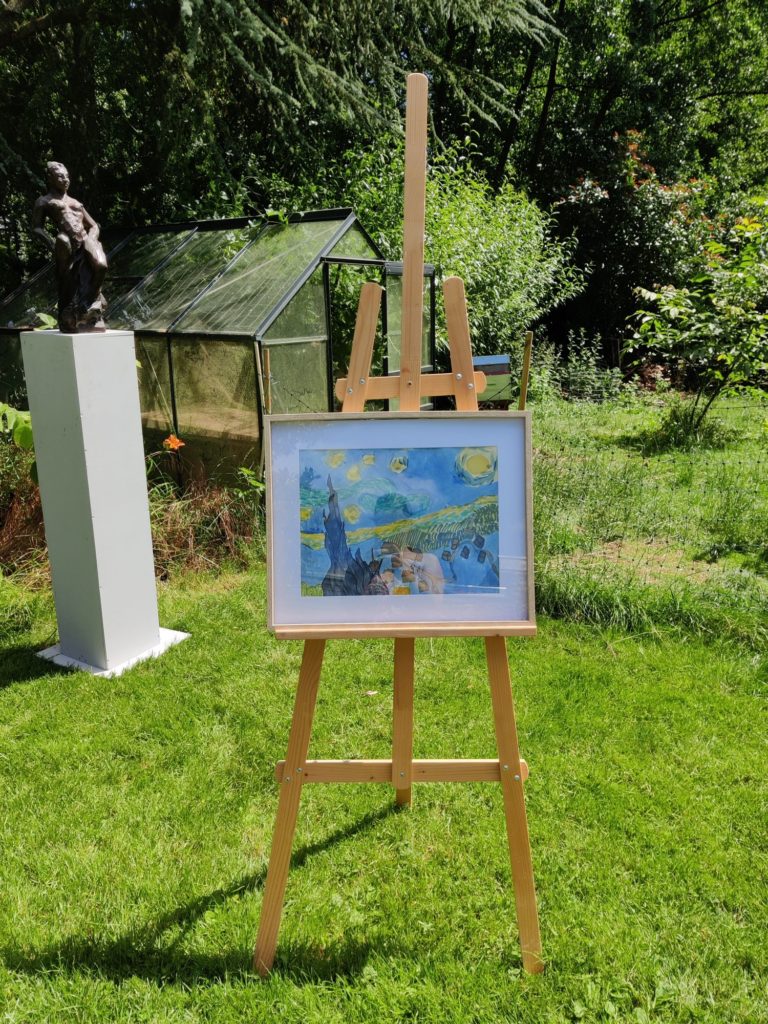 Un tableau sur une chevalet dans un jardin (on peut deviner qu'il s'agit d'une représentation de La Nuit étoilée de Van Gogh)